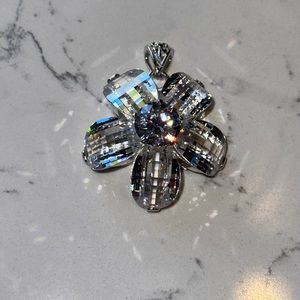 Crystal flower pendant CLEAR